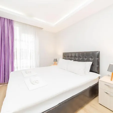 Flat W Balcony Near Hadrian In *