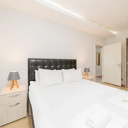 Apartment Flat W Balcony Near Hadrian In *